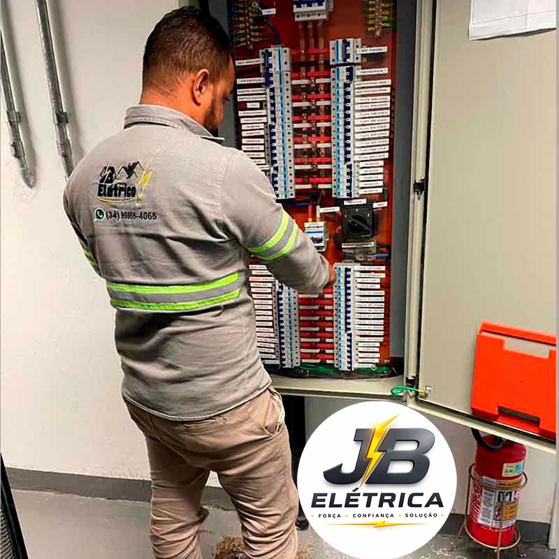 Imagem de um eletricista fazendo manutenção num quadro de energia em Uberlândia